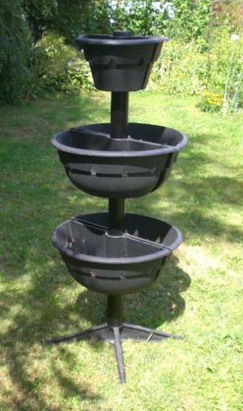 Ständer-Hochbeet als platzsparender Nutzgarten oder als großvolumige Blumensäule